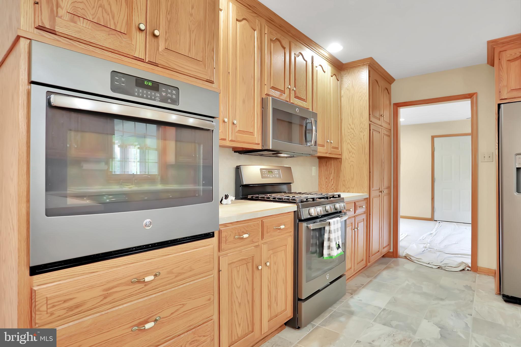 16602 Kendle Road Williamsport, MD 21795 - Photo 13 of 87 Wall oven and gas stove