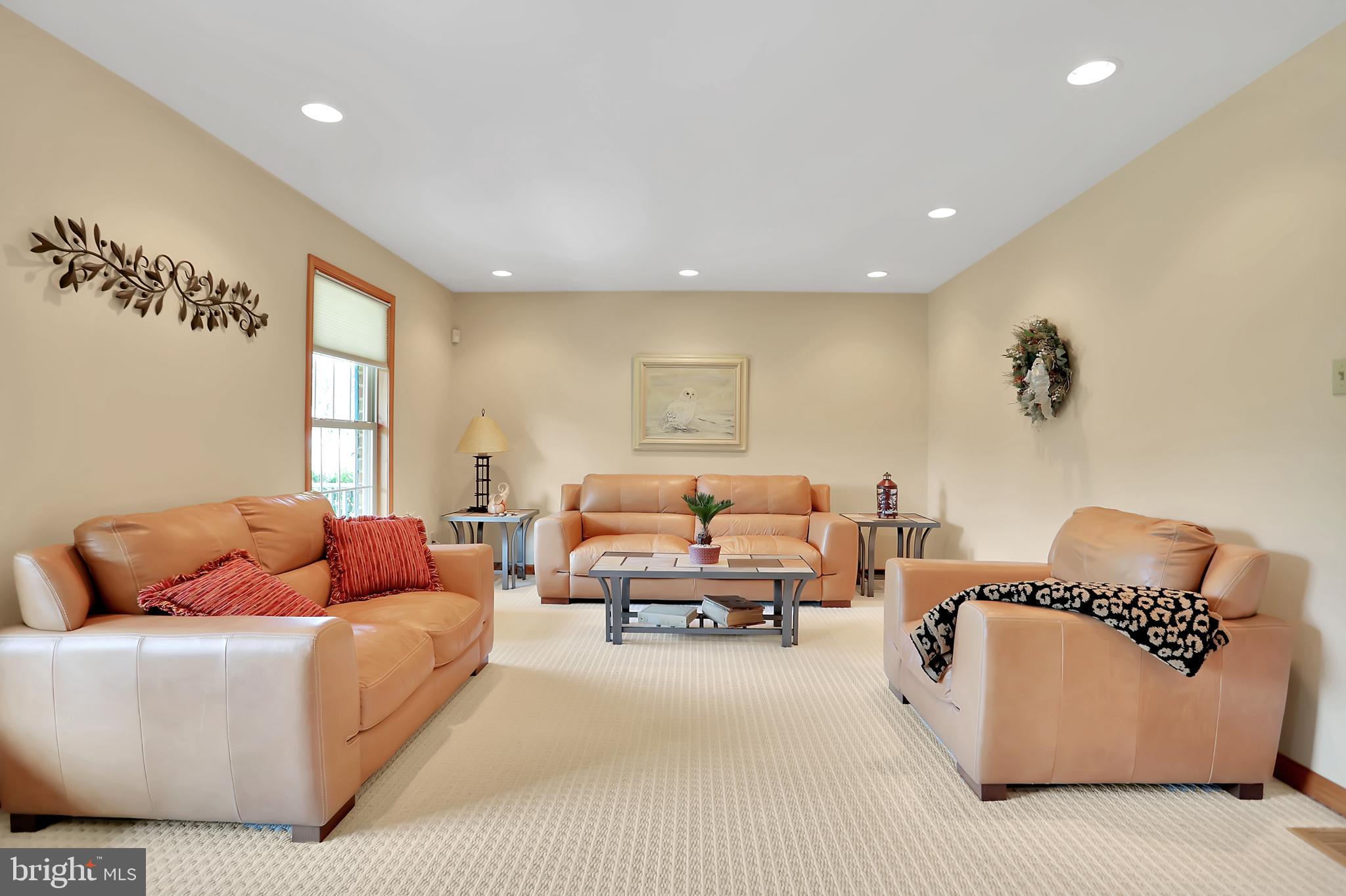 16602 Kendle Road Williamsport, MD 21795 - Photo 8 of 87 Living Room