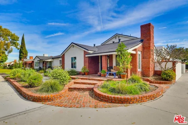 a view of a house with entertaining space