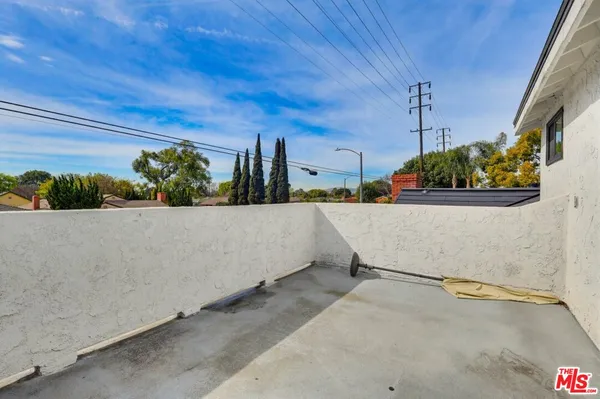 a house view with a outdoor space