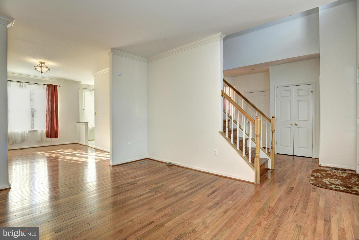 8108 Pepper Ridge Way Gaithersburg, MD 20877 - Photo 6 of 30 Living Room
