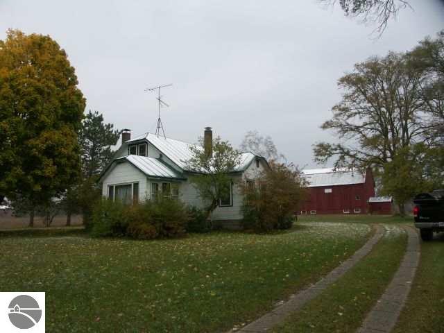 2102 West Long Lake Road Traverse City, MI 49685 - Photo 2 of 3 1686128-1.JPG