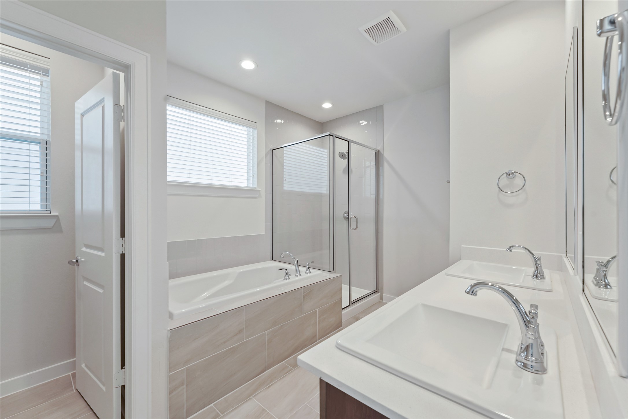 1013 Erin Street, Unit S Houston, TX 77009 - Photo 15 of 23 Primary Bathroom: Separate Tub and Shower