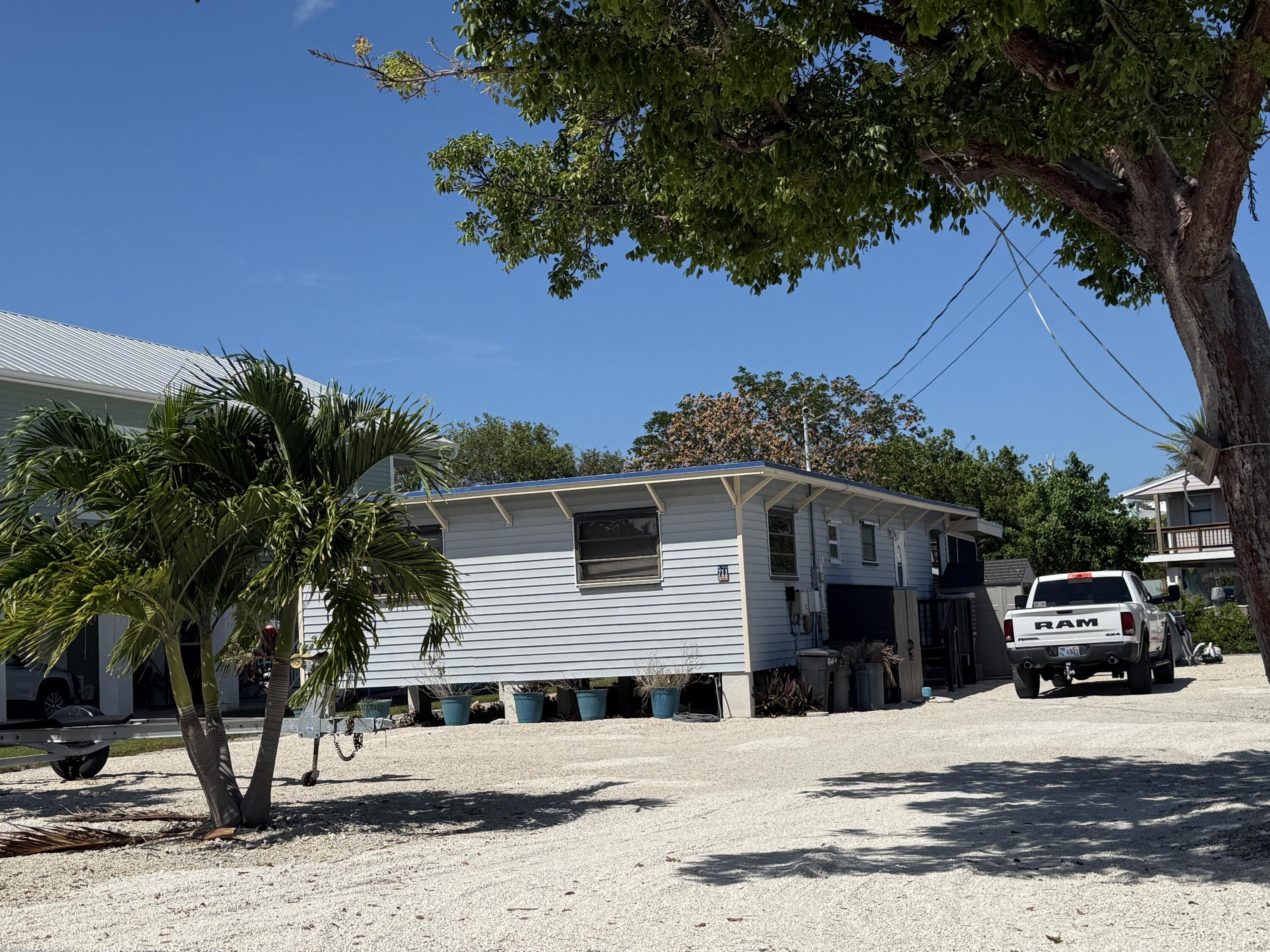 711 State Road, Unit 4A Summerland Key, FL 33042 - Photo 4 of 28 Front w parking