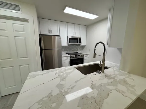 $1,350 | 2121 Fountain View Drive, Unit 83, Houston, TX 77057