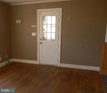 8100 Bullneck Road Baltimore, MD 21222 - Photo 12 of 15 Living Room