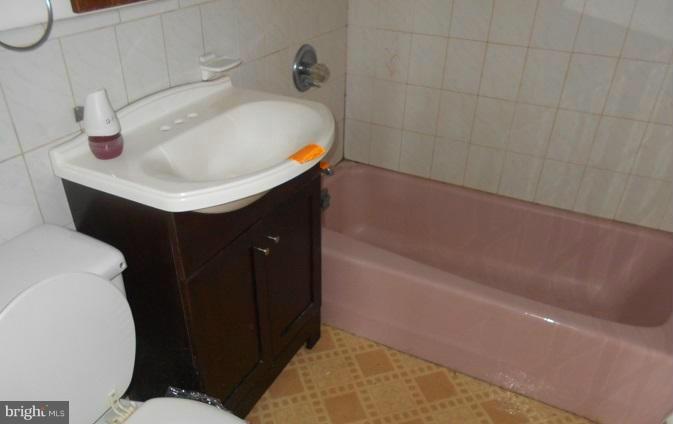 8100 Bullneck Road Baltimore, MD 21222 - Photo 7 of 15 Bath