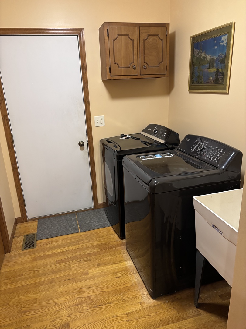 2120 Belvidere Line Drive Elgin, IL 60123 - Photo 3 of 11 a bedroom with a bed and cabinets