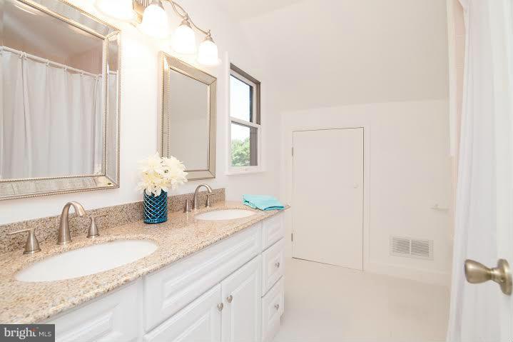 97 Ridge Road Westminster, MD 21157 - Photo 22 of 30 Bath (Master)