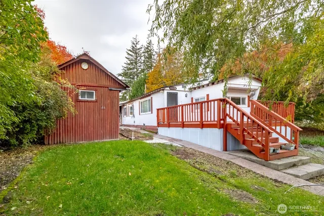 a view of a house with a yard