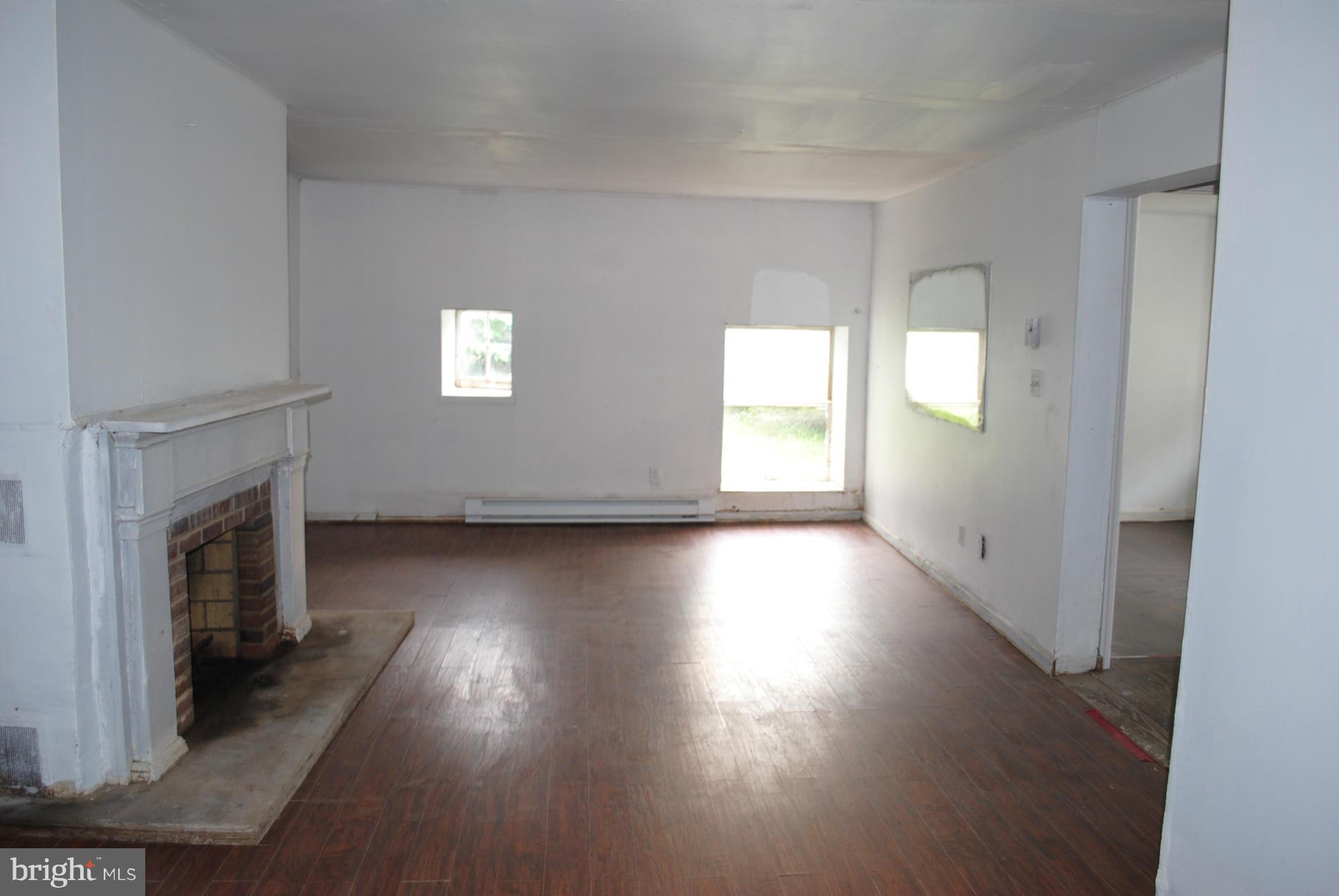 15907 York Road Sparks, MD 21152 - Photo 12 of 15 Living Room