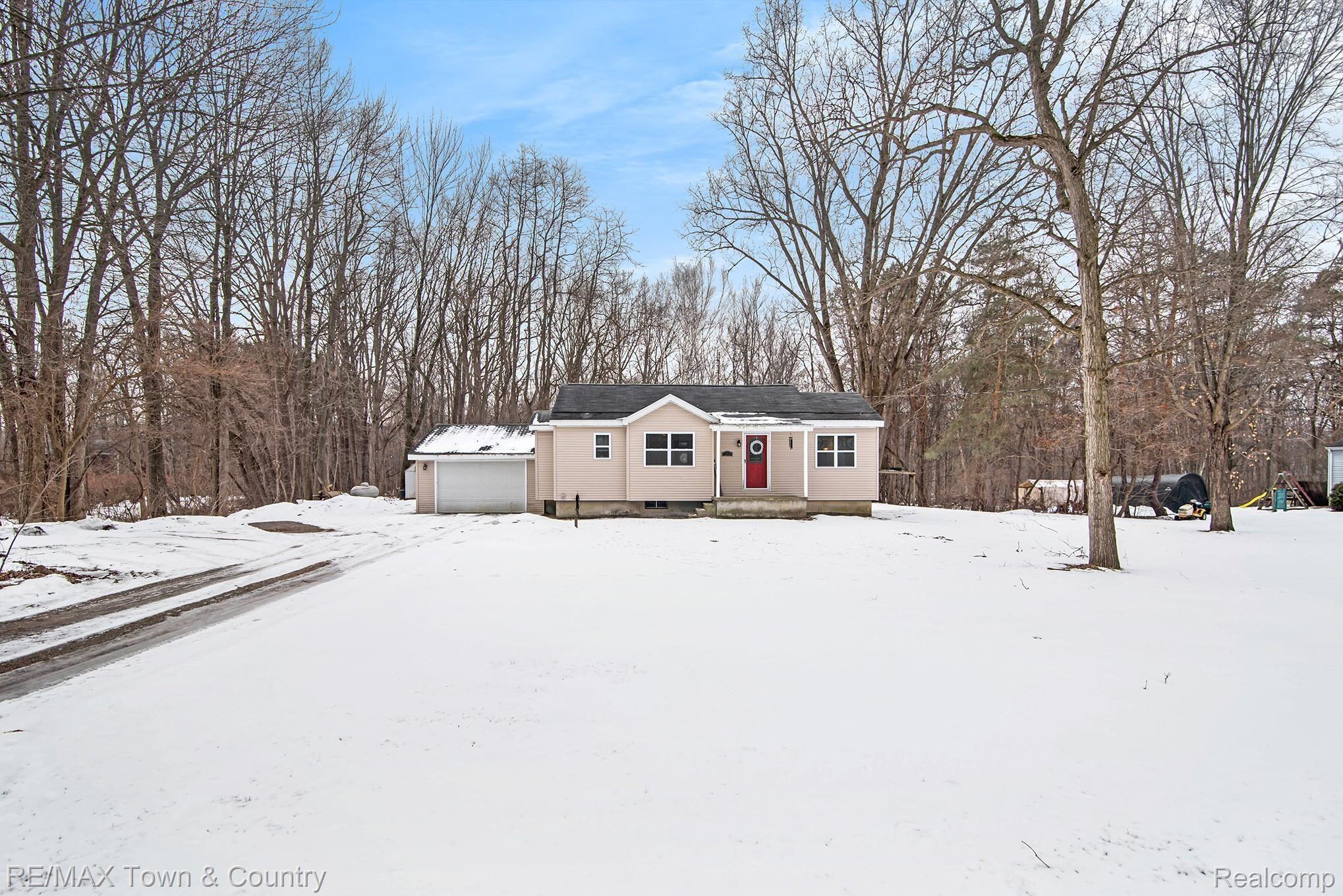 1283 West Lake Road Clio, MI 48420 - Photo 2 of 19 DSC_6699.jpg