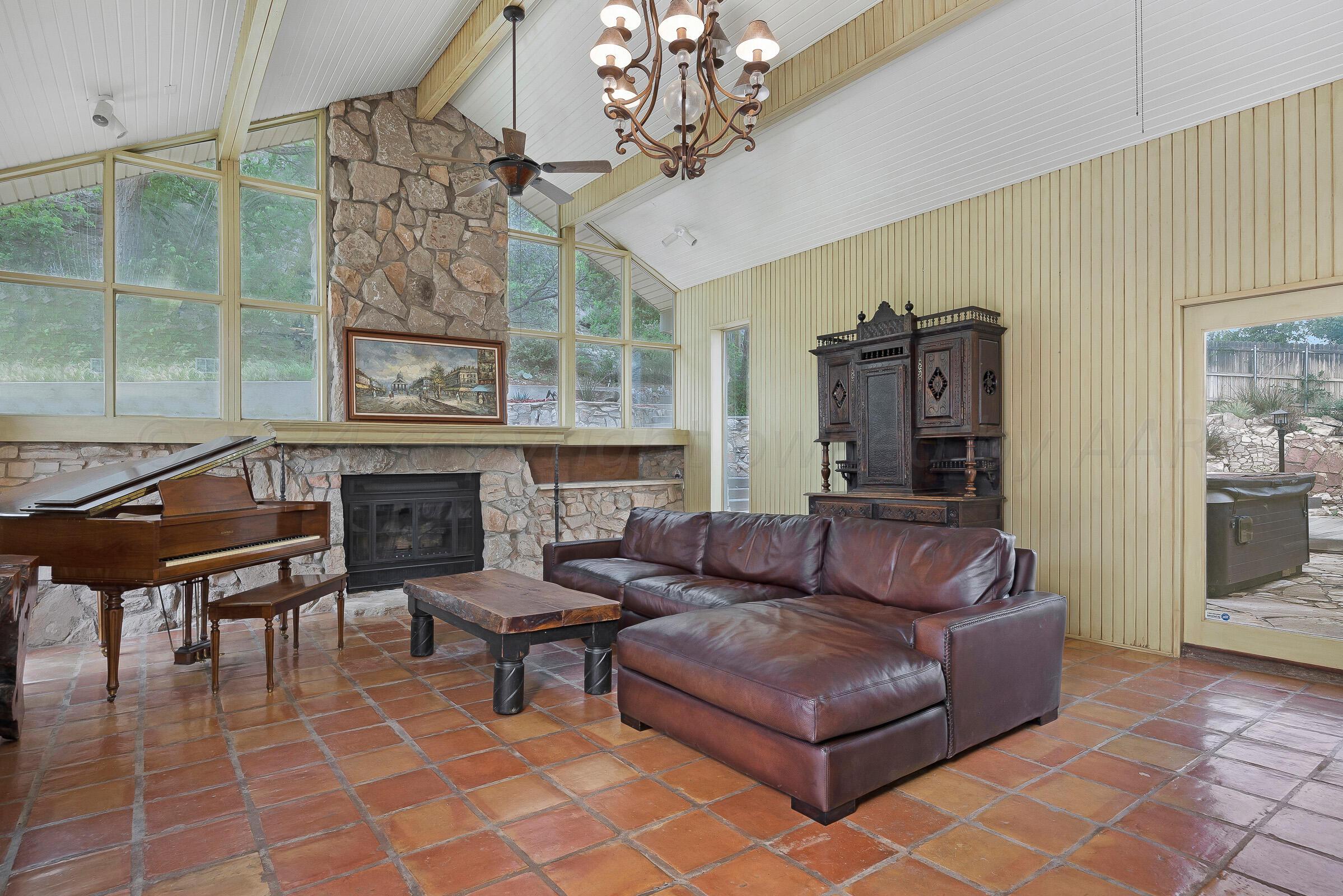 011_Family Room