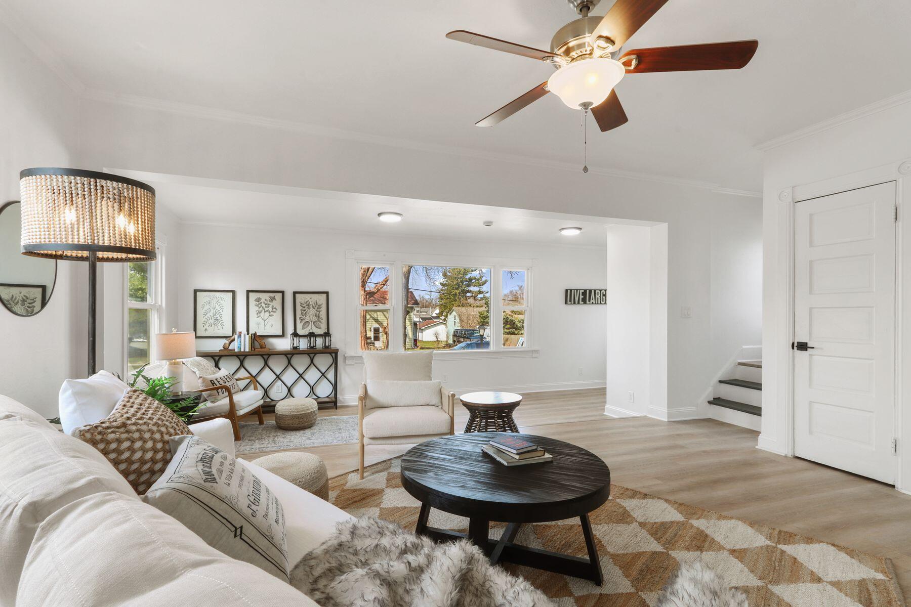 408 East Geneva Street Delavan, WI 53115 - Photo 4 of 29 Living Room