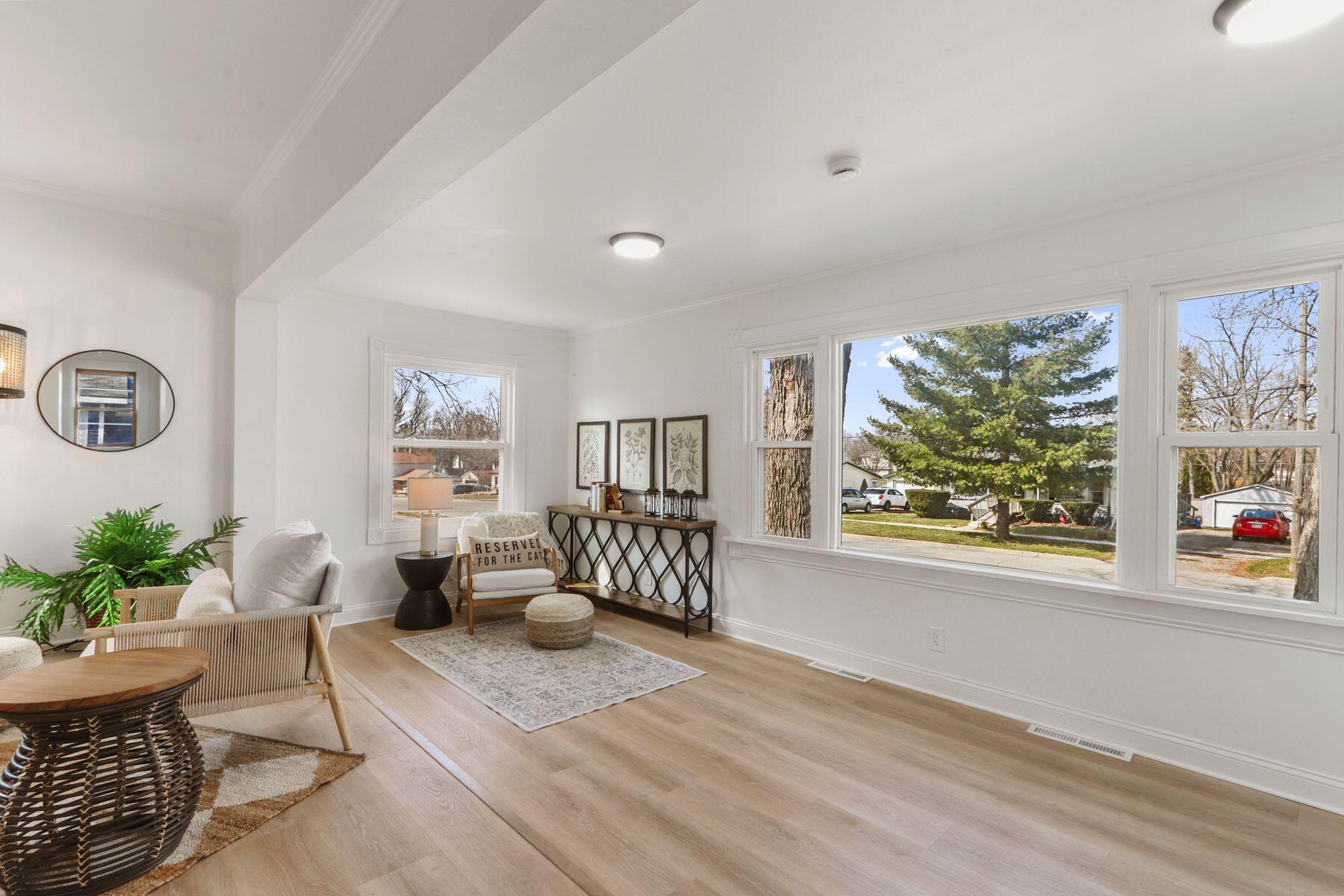 408 East Geneva Street Delavan, WI 53115 - Photo 7 of 29 Lots of Natural Light