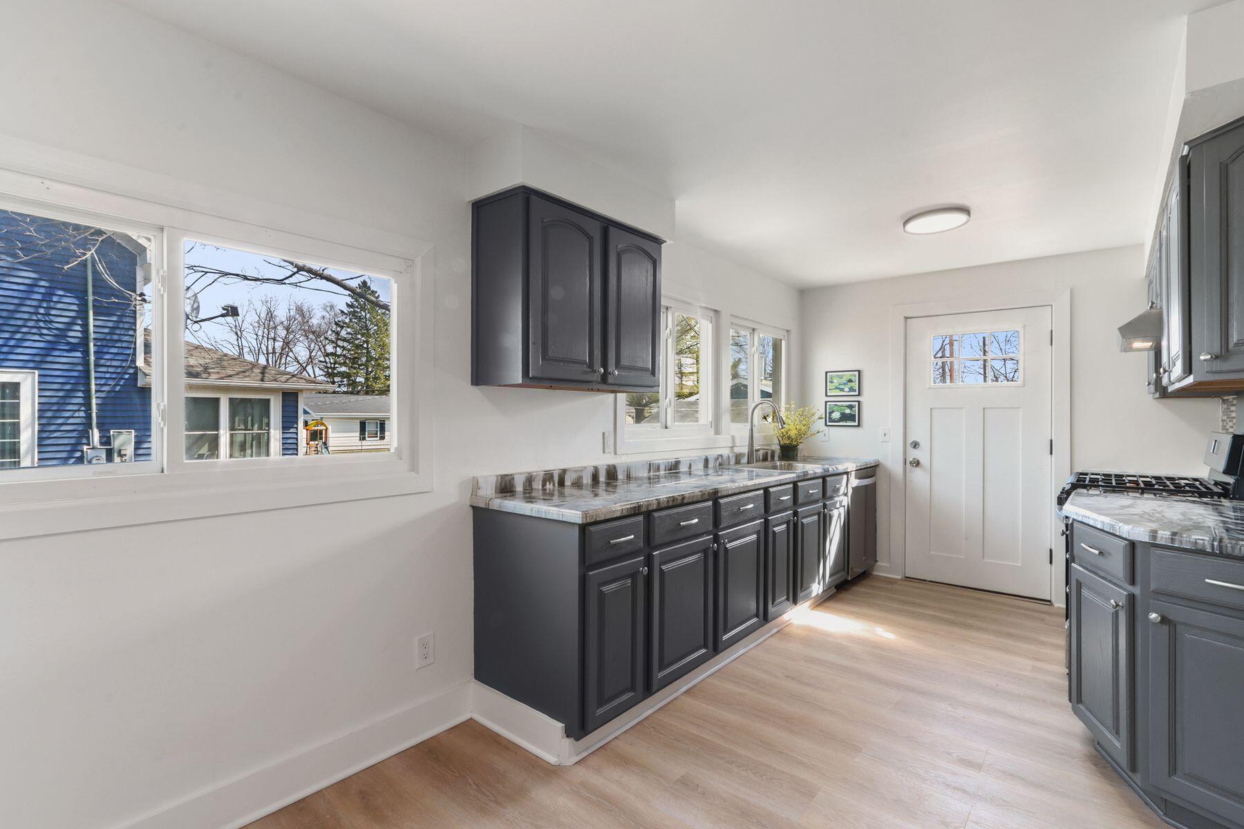 408 East Geneva Street Delavan, WI 53115 - Photo 10 of 29 Kitchen