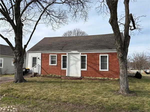 $200,000 | 8 South Mulberry Street, Louisburg, KS 66053