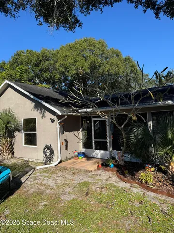 a view of a backyard