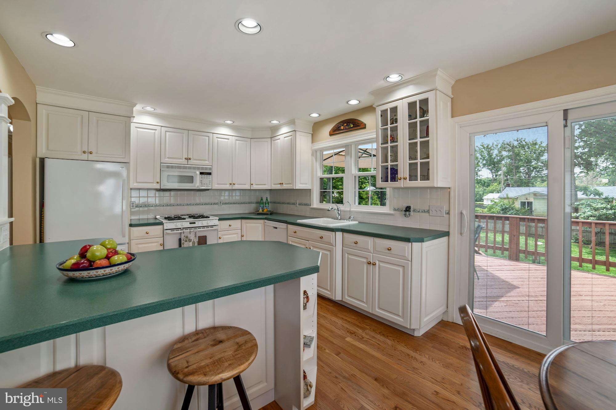 217 Rolling Road Gaithersburg, MD 20877 - Photo 13 of 38 Fabulous L shaped counter and breakfast bar