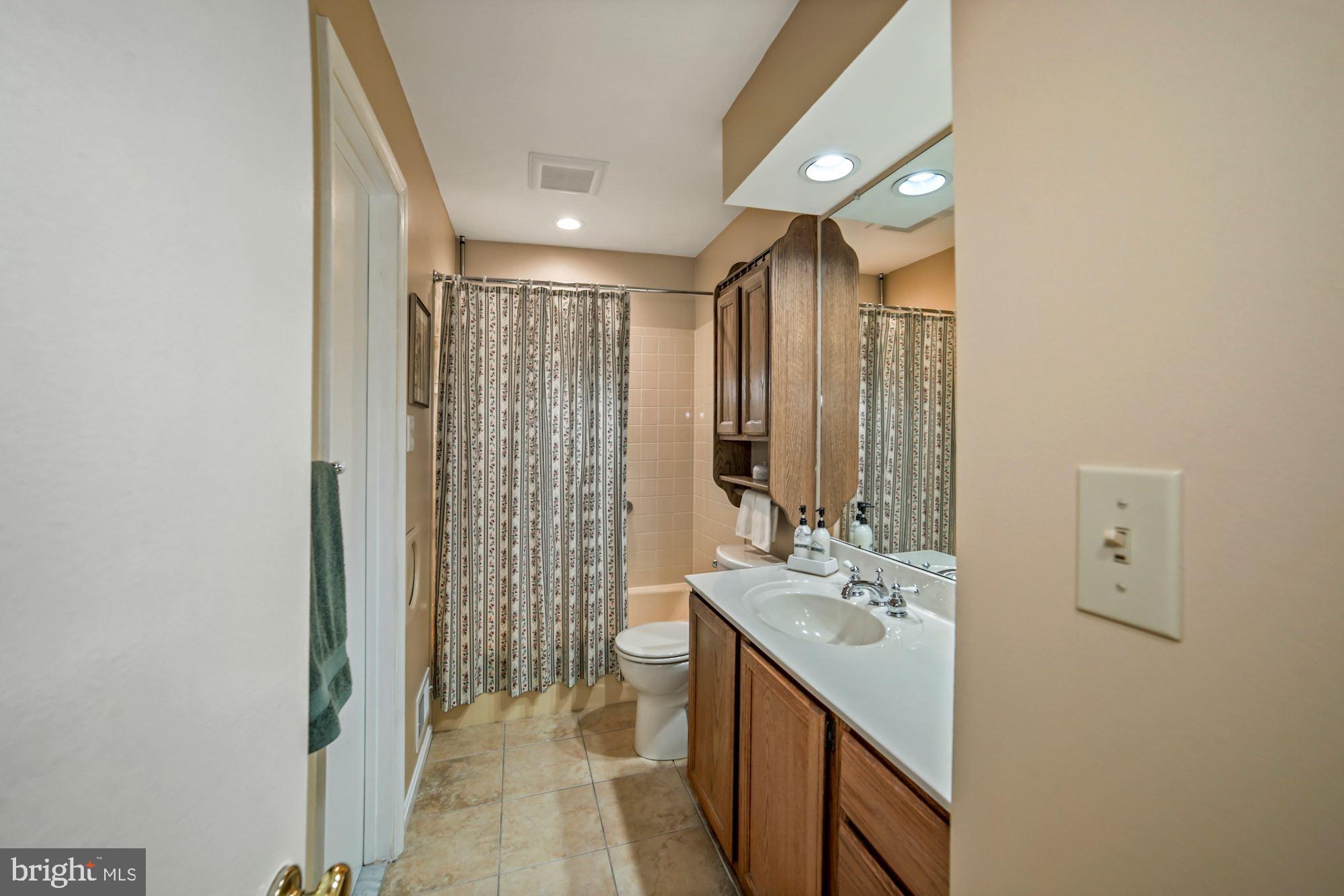 217 Rolling Road Gaithersburg, MD 20877 - Photo 23 of 38 Large Hall Bath accessible from primary BR & hall