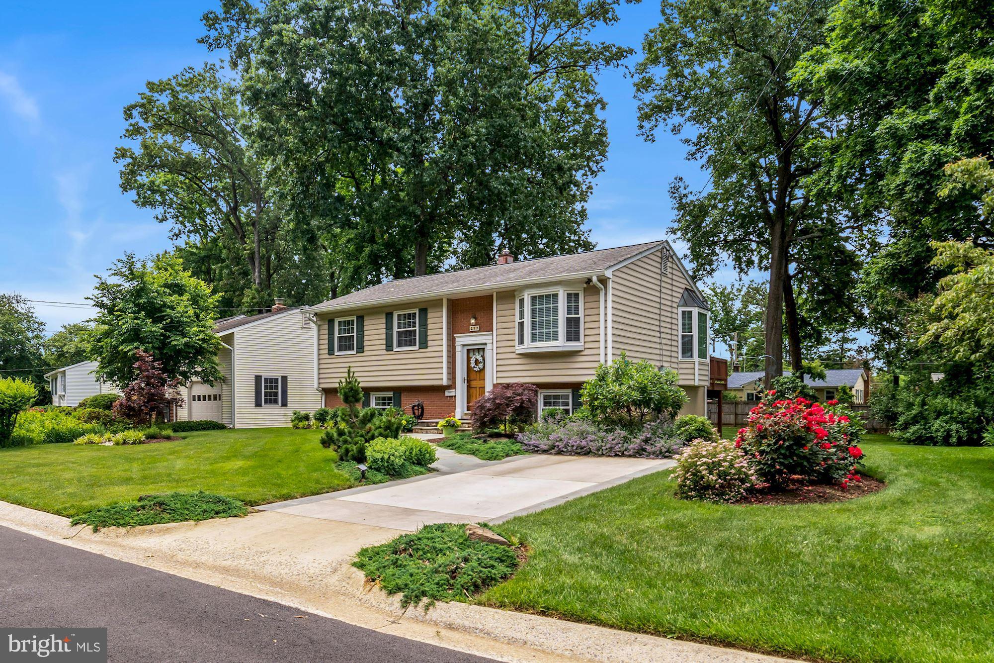 Located on large .23 acre lot in Deer Park