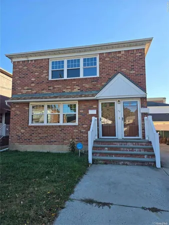 $2,900 | 70 East Valley Stream Boulevard, Unit 2, Valley Stream, NY 11580