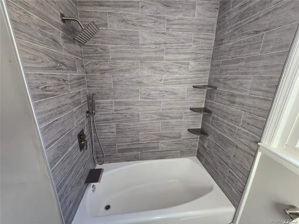 $2,900 | 70 East Valley Stream Boulevard, Unit 2, Valley Stream, NY 11580