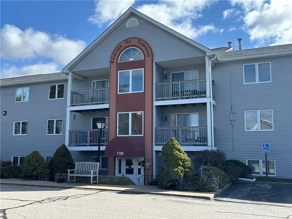 $2,050 | 728 Beverage Hill Avenue, Unit 35, Pawtucket, RI 02861