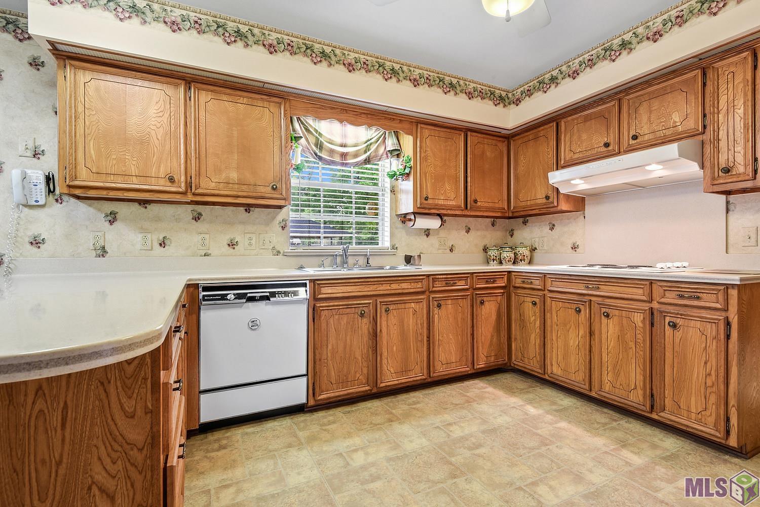 1111 Colonial Drive Baton Rouge, LA 70806 - Photo 5 of 12 Open kitchen with Corian Countertops
