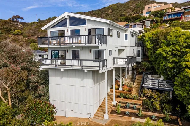 a view of residential houses with city street
