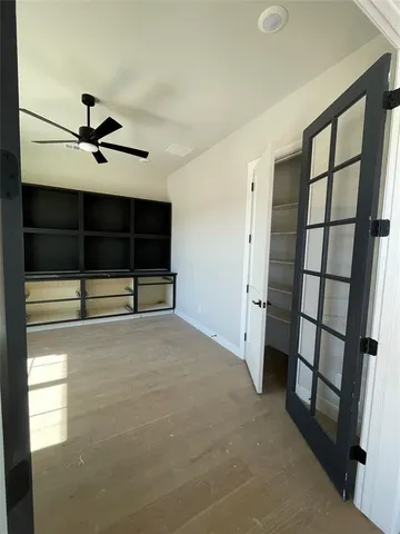 a view of room with a ceiling fan