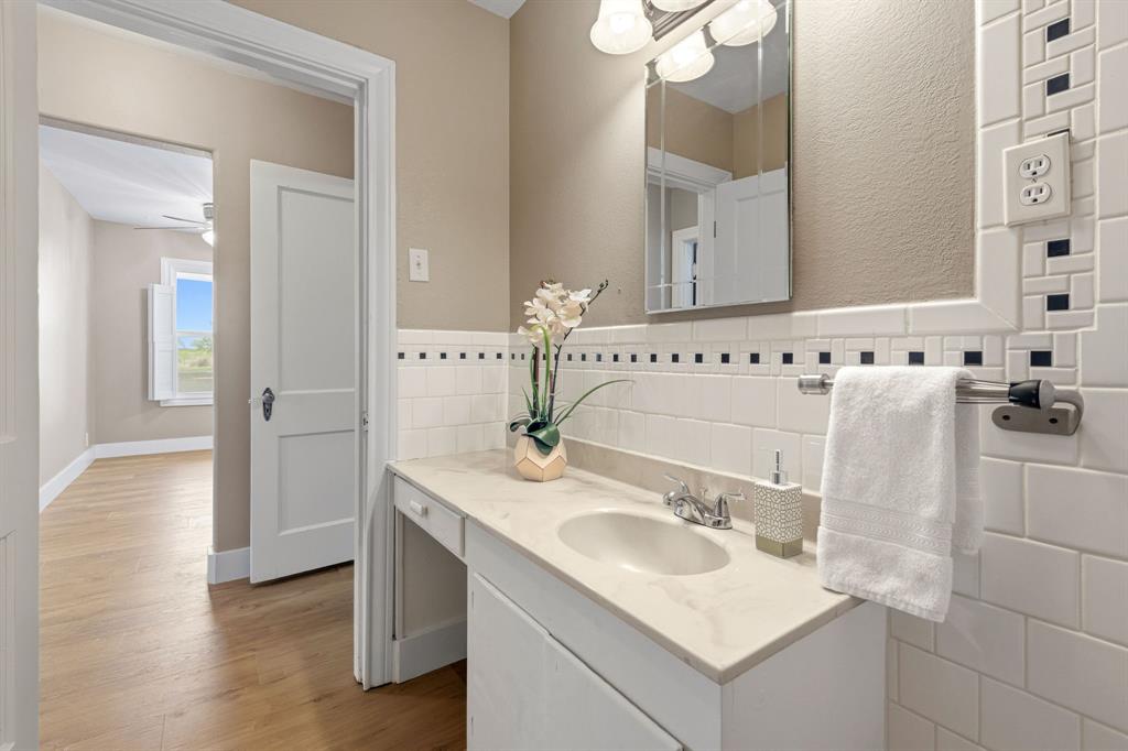 617 Neas Road Abilene, TX 79601 - Photo 21 of 39 Bedroom with sitting area