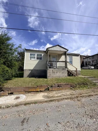 $108,500 | 122 Mayfair Avenue, Oak Hill, WV 25901