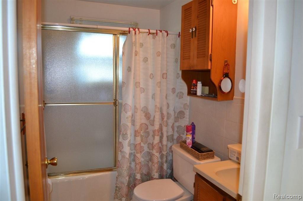 412 Clark Road Highland, MI 48357 - Photo 10 of 13 bathrm.JPG