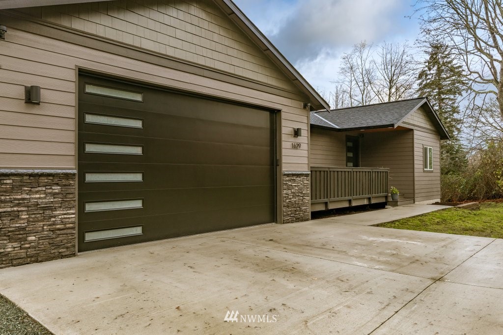 1629 Silver Lake Road Oak Harbor, WA 98277 - Photo 4 of 40 Gallery Image 4