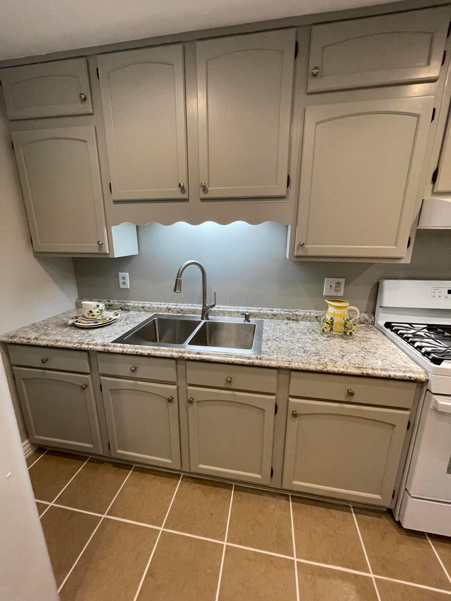 2832 Hillgate Road Columbus, OH 43207 - Photo 11 of 35 2832 Hillgate Kitchen 10