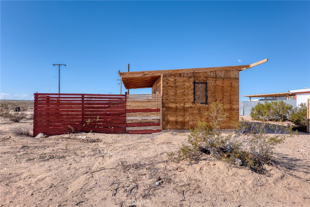 800 Brant Cross Road Twentynine Palms, CA 92277 - Photo 20 of 52 a view of a pathway with a yard