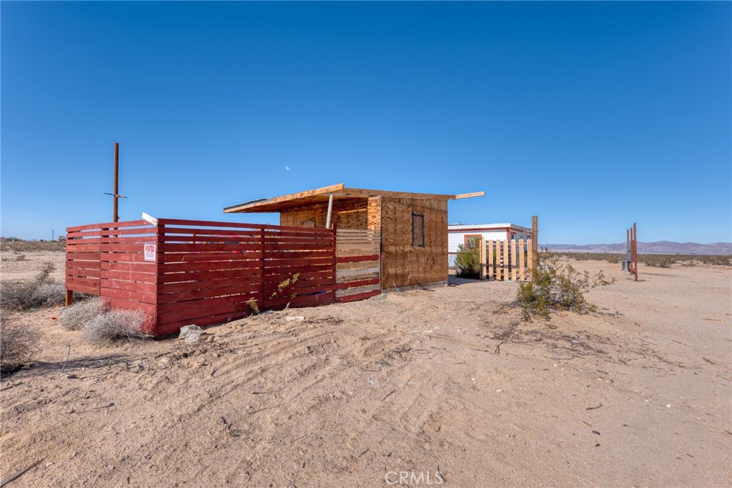 800 Brant Cross Road Twentynine Palms, CA 92277 - Photo 21 of 52 a view of a backyard of the house