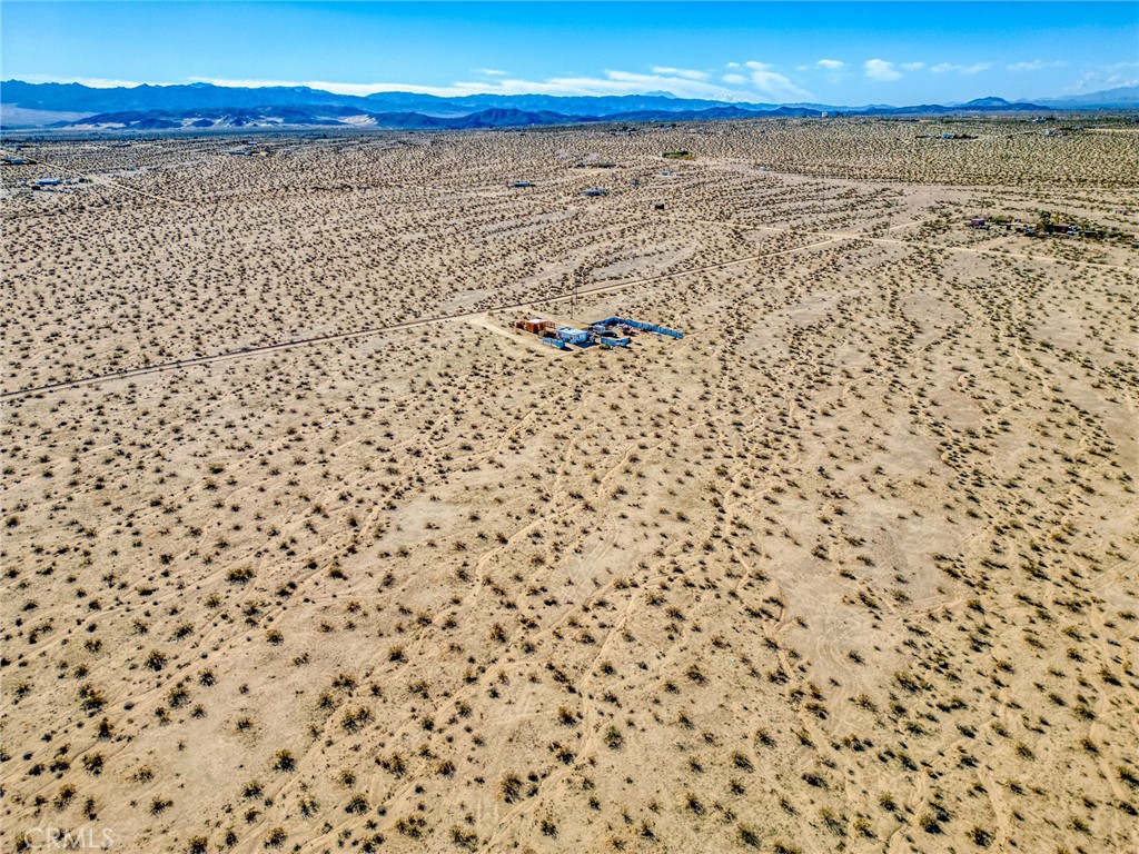 800 Brant Cross Road Twentynine Palms, CA 92277 - Photo 38 of 52 a bathroom with a window