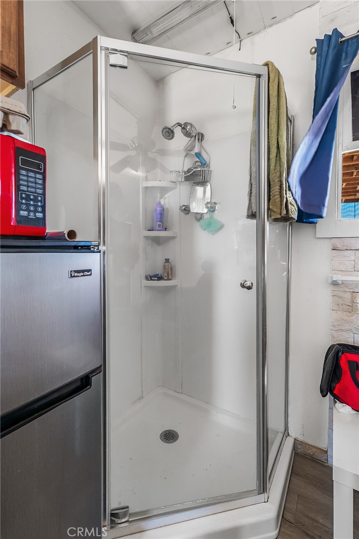 800 Brant Cross Road Twentynine Palms, CA 92277 - Photo 8 of 52 a bathroom with a shower
