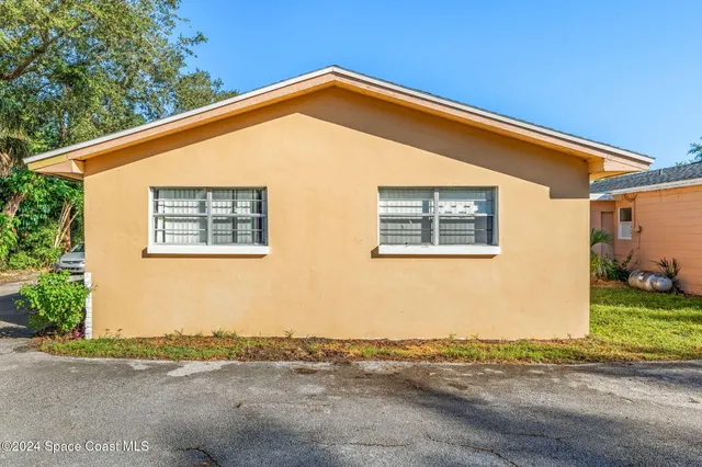 a view of a house with backyard
