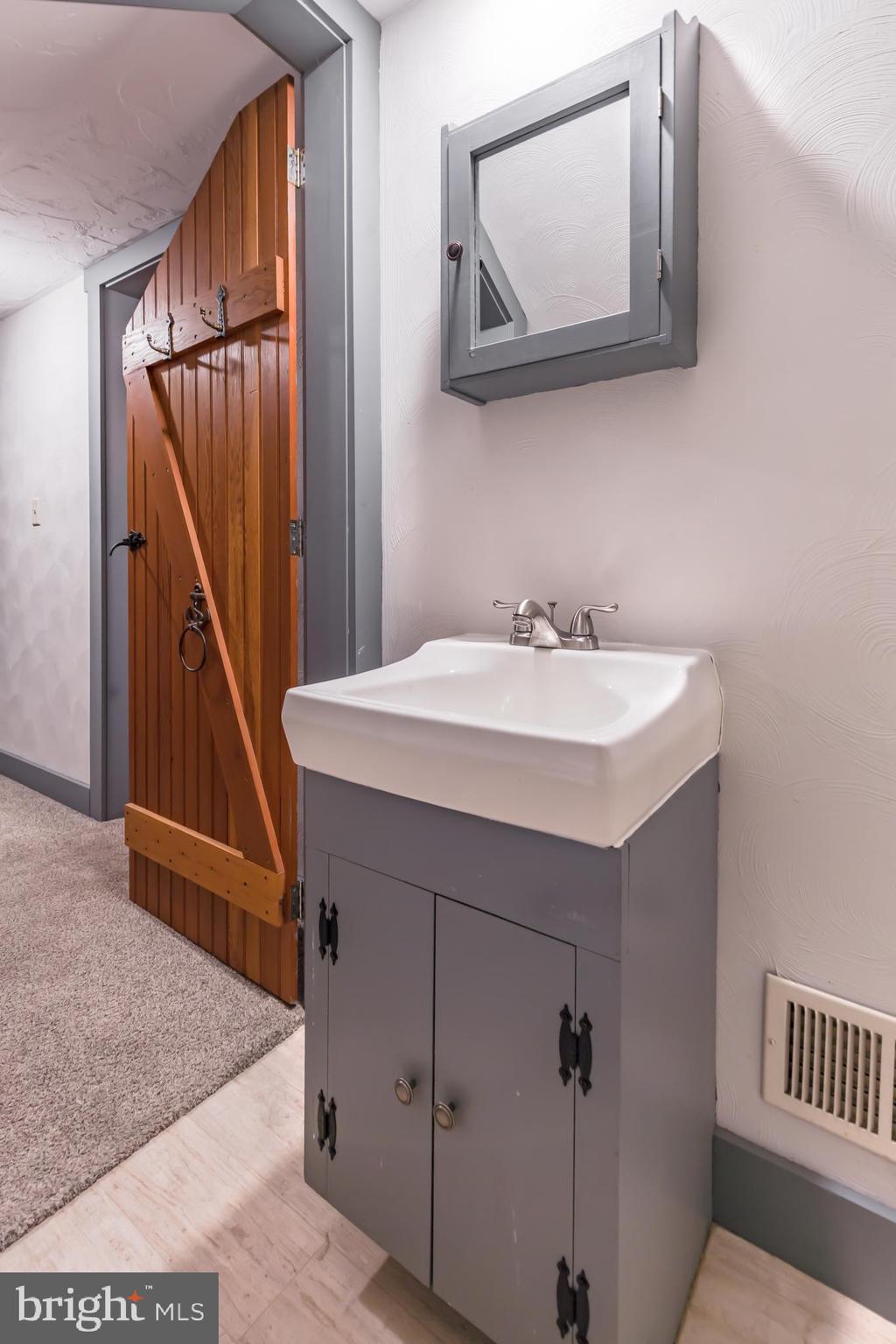 623 Gay Street Hanover, PA 17331 - Photo 29 of 44 2nd Floor Bathroom