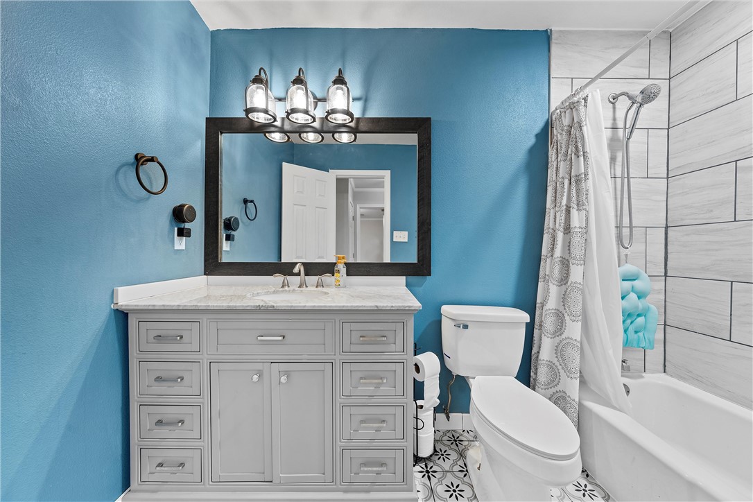 220 Ivy Lane Hewitt, TX 76643 - Photo 20 of 29 a bathroom with a granite countertop toilet a sink and bathtub