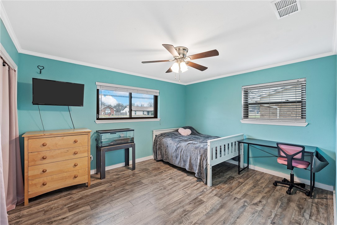220 Ivy Lane Hewitt, TX 76643 - Photo 22 of 29 a living room with furniture and a flat screen tv