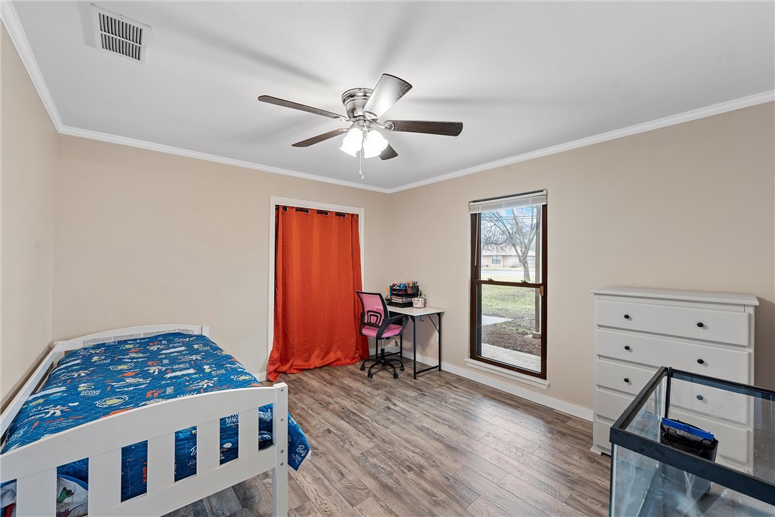 220 Ivy Lane Hewitt, TX 76643 - Photo 23 of 29 a living room with furniture and wooden floor