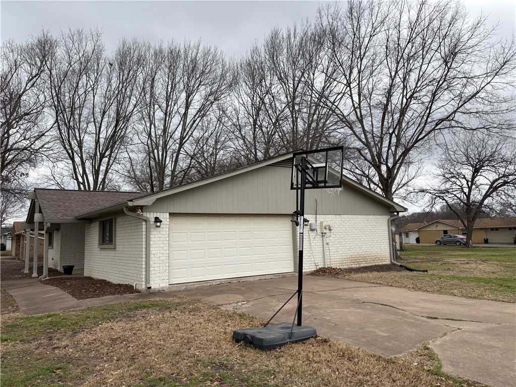 220 Ivy Lane Hewitt, TX 76643 - Photo 27 of 29 a front view of a house with a yard