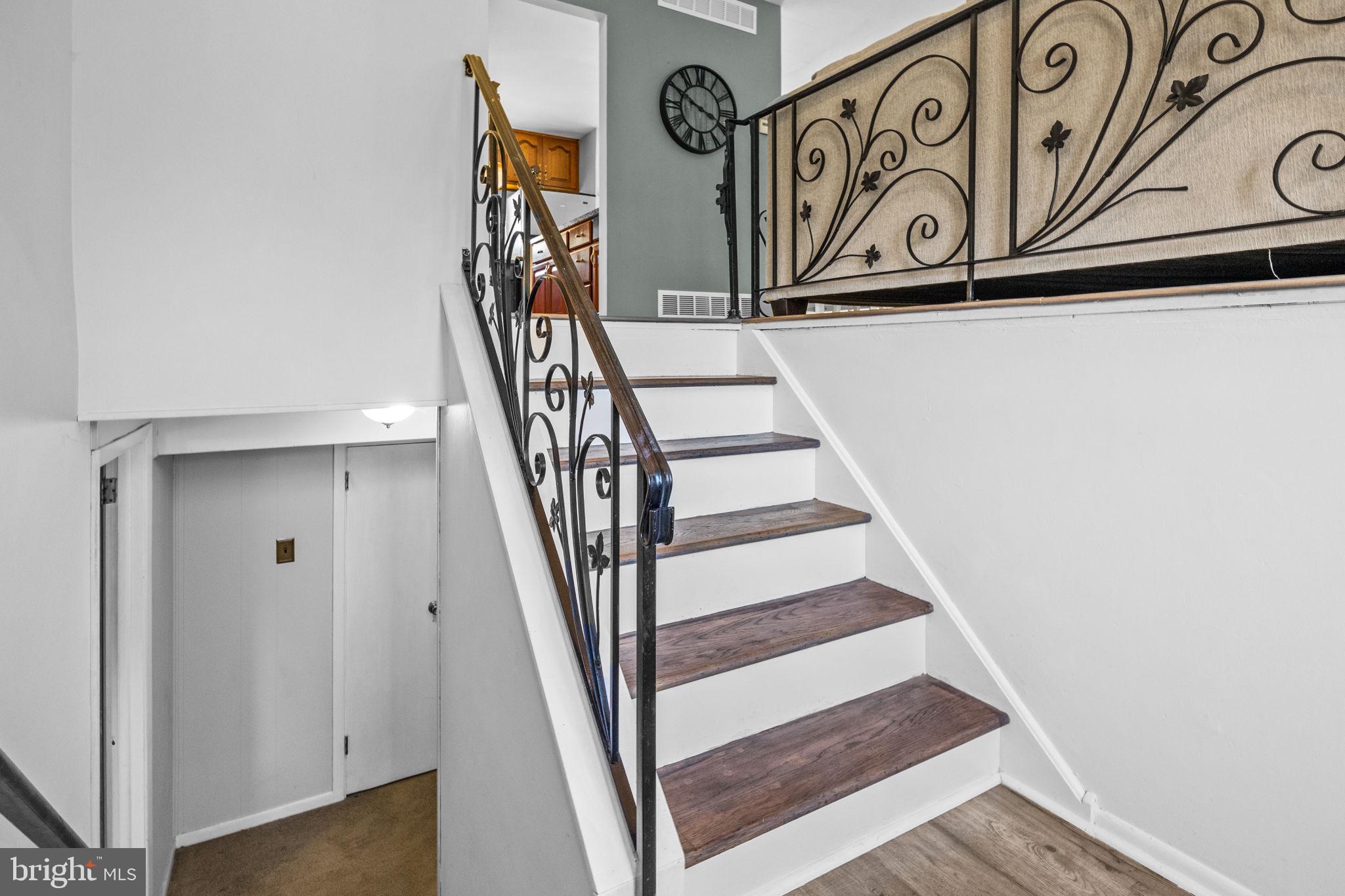 328 Overlook Drive Warminster, PA 18974 - Photo 4 of 37