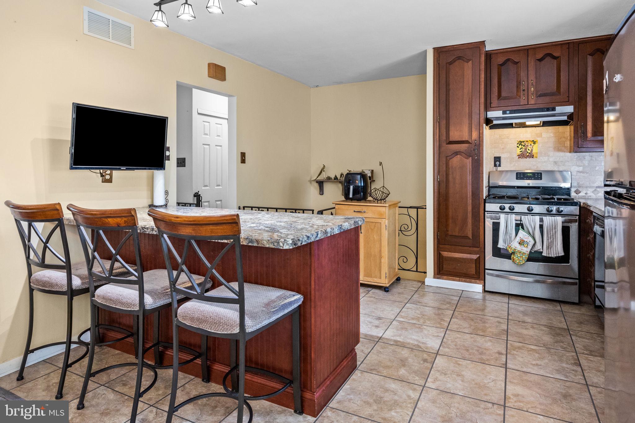 328 Overlook Drive Warminster, PA 18974 - Photo 8 of 37