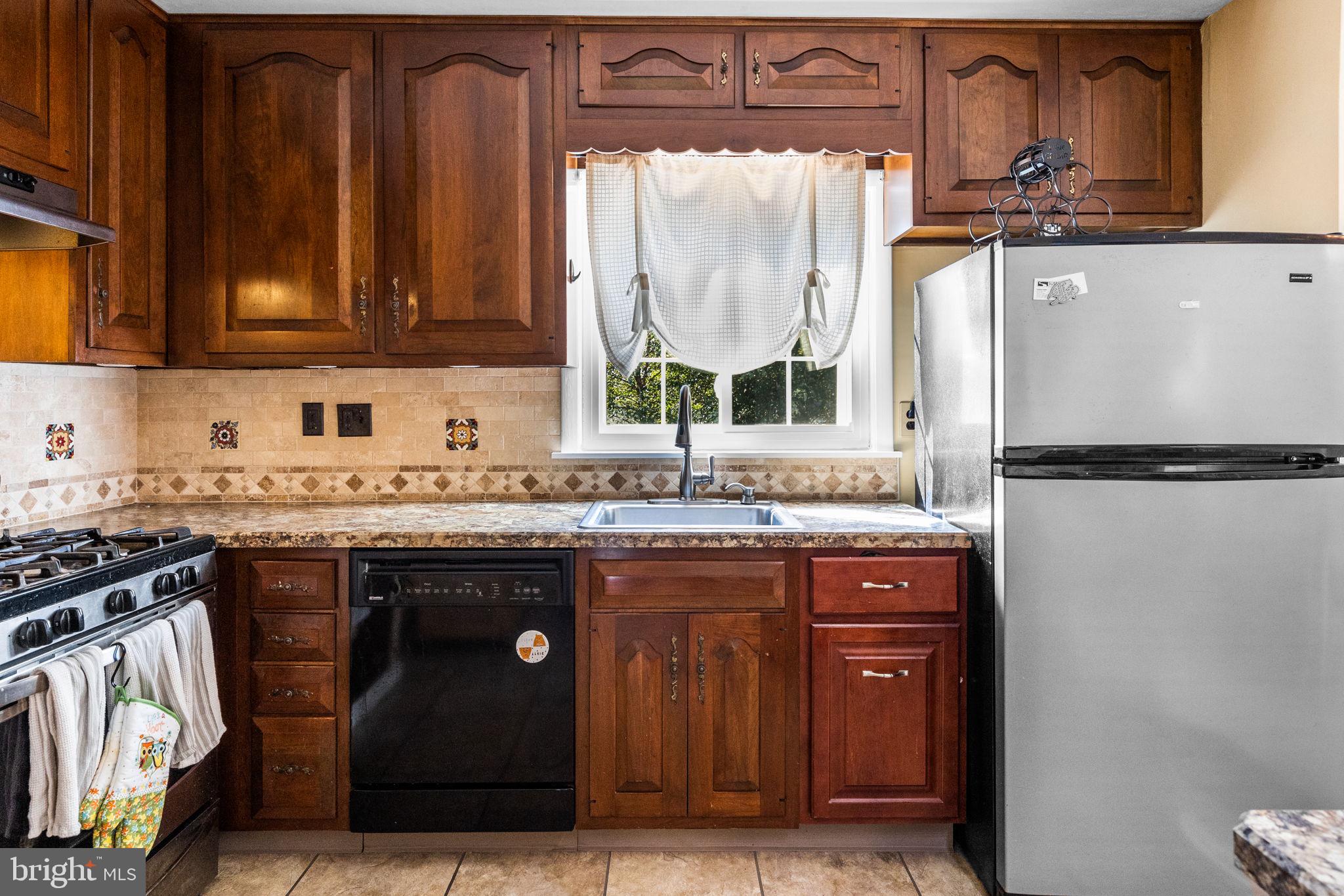 328 Overlook Drive Warminster, PA 18974 - Photo 9 of 37