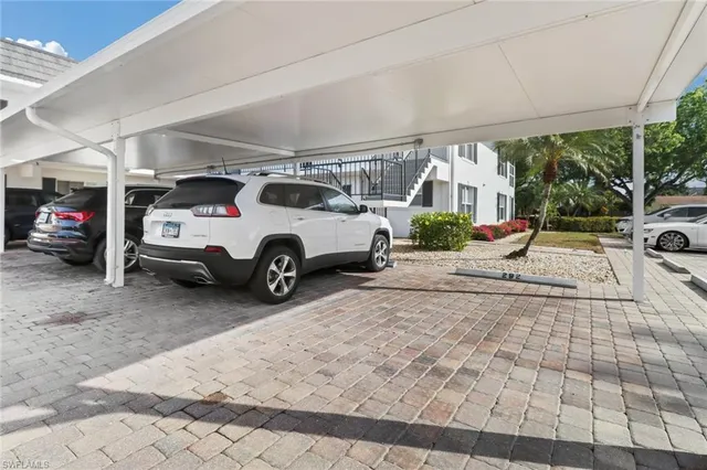 $659,000 | 292 Banyan Boulevard, Unit 292, Naples, FL 34102